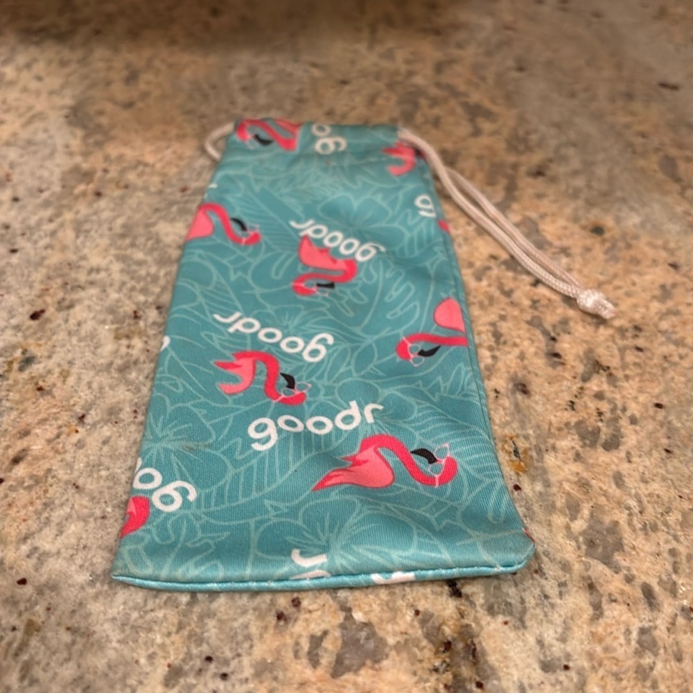 Sunglasses Micro Fiber case
No glasses 
It's just a case of